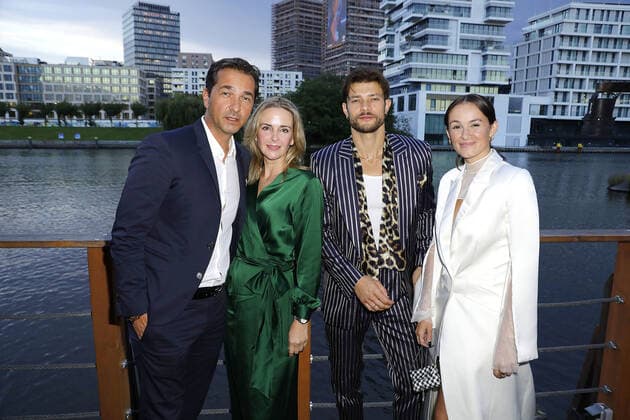Andreas Elsholz , Denise Zich, Egon Bauder und seine Ehefrau Mogli (Selima Taibi) bei der Deutscher Schauspielpreis Verleihung am 9.09.2022 in Berlin Deutscher Schauspielpreis 2022 Verleihung in Berlin