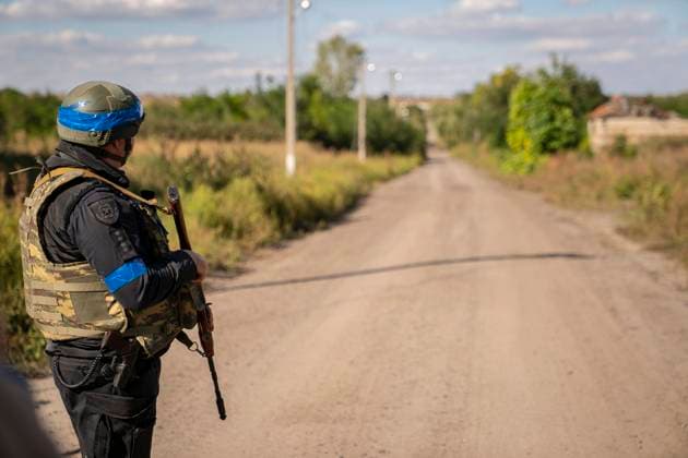 September 9, 2022, Hrakove, Ukraine: Police keep watch in a village liberated by Ukrainian forces just days earlier during the Russia-Ukraine war in Hrakove, Ukraine on September 9, 2022. Authorities said that two bodies in the village showed signs of torture by Russians, and a local witness directed them to the burial site as part of a war crimes investigation. Hrakove Ukraine - ZUMAr101 20220909_zaf_r101_034 Copyright: xDavidxRyderx