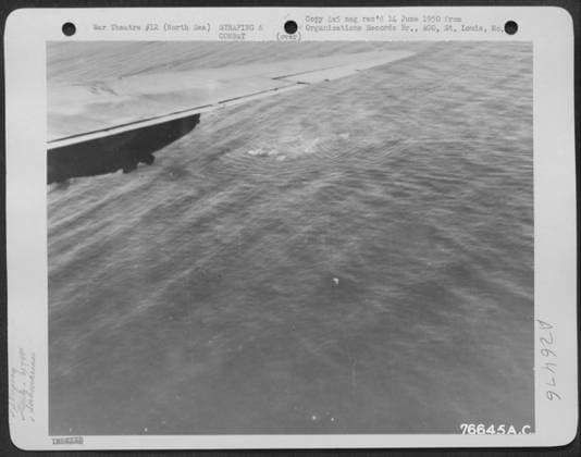 Attack of a German submarine by a plane of the 479th Anti Submarine Group somewhere in the North Sea. 29 July 1943. Copyright: xpiemagsx nawwmilpie06092022-6669 !ACHTUNG AUFNAHMEDATUM GESCHÄTZT!