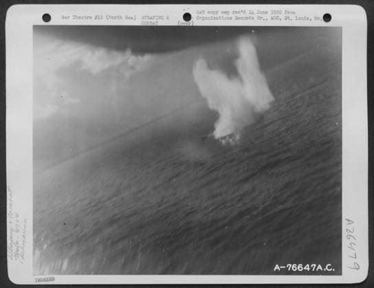 Attack of a German submarine by a plane of the 479th Anti Submarine Group somewhere in the North Sea. 29 July 1943. Copyright: xpiemagsx nawwmilpie06092022-6672 !ACHTUNG AUFNAHMEDATUM GESCHÄTZT!