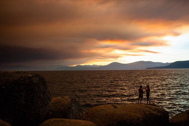 September 8, 2022, Incline village, Nevada, United States: People watch the sunset under a smoky sky. Clouds of smoke from the Mosquito fire cover Lake Tahoe at sunset. Incline village United States - ZUMAs197 20220908_zaa_s197_508 Copyright: xTyxONeilx