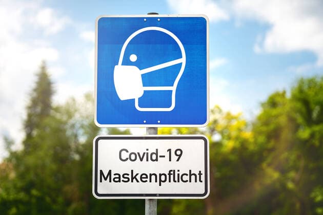Maskenpflicht, Schild mit dem Hinweis Mundschutz tragen - Covid-19 Coronavirus Pflicht zum Tragen einer Maske Symbolbild FOTOMONTAGE