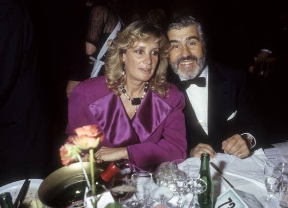 Mario Adorf und Ehefrau Monique Faye 01 86 ru Mario Adorf mit seiner Ehefrau Monique beim Mathäser Filmball im Januar 1986 Deutschland deutsch deutscher Mann Schauspiel Schauspieler Film TV Fernsehen München Ball Film german actor wife quer halb sitzend lächelnd neutral *** Mario Adorf and wife Monique Faye 01 86 ru Mario Adorf with his wife Monique at the Mathäser Filmball in January 1986 Germany German German man actor film TV television Munich ball film German actor wife across half sitting smiling neutral