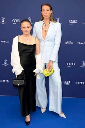 Jasna Fritzi Bauer und Katharina Zorn bei der Verleihung des Deutschen Schauspielpreises 2022 im Restaurant Spindler & Klatt. Berlin, 09.09.2022