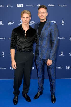 Vladimir Burlakov mit Freund Martin Samek bei der Verleihung des Deutschen Schauspielpreises 2022 im Restaurant Spindler & Klatt. Berlin, 09.09.2022