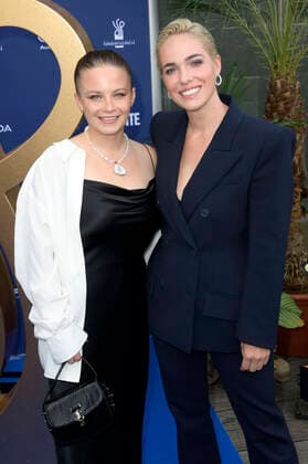 Jasna Fritzi Bauer und Verena Altenberger bei der Verleihung des Deutschen Schauspielpreises 2022 im Restaurant Spindler & Klatt. Berlin, 09.09.2022