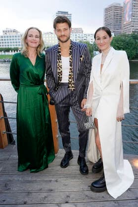 Denise Zich, Eugen Bauder und Mogli bei der Verleihung des Deutschen Schauspielpreises 2022 im Restaurant Spindler & Klatt. Berlin, 09.09.2022