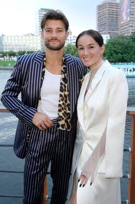 Eugen Bauder und Mogli bei der Verleihung des Deutschen Schauspielpreises 2022 im Restaurant Spindler & Klatt. Berlin, 09.09.2022