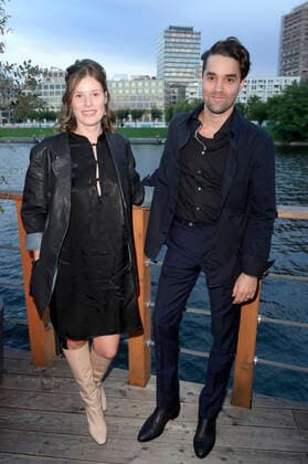 Maximilian Befort mit Begleitung bei der Verleihung des Deutschen Schauspielpreises 2022 im Restaurant Spindler & Klatt. Berlin, 09.09.2022