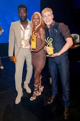 Farba Dieng, Nura und Julius Nitschkoff bei der Verleihung des Deutschen Schauspielpreises 2022 im Restaurant Spindler & Klatt. Berlin, 09.09.2022