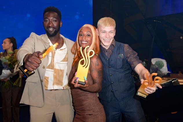 Farba Dieng, Nura und Julius Nitschkoff bei der Verleihung des Deutschen Schauspielpreises 2022 im Restaurant Spindler & Klatt. Berlin, 09.09.2022