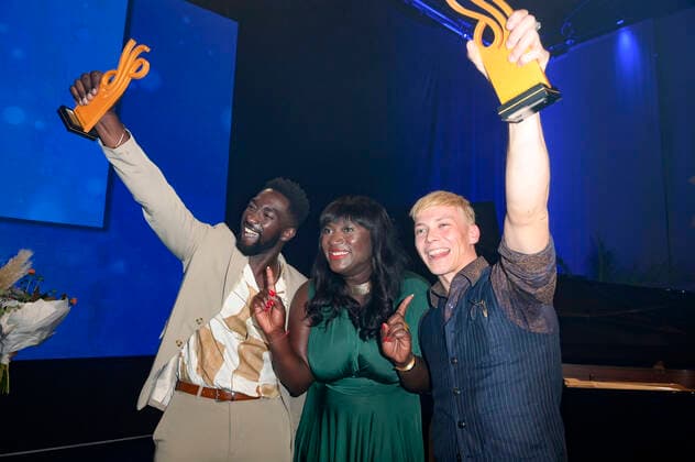 Farba Dieng, Thelma Buabeng und Julius Nitschkoff bei der Verleihung des Deutschen Schauspielpreises 2022 im Restaurant Spindler & Klatt. Berlin, 09.09.2022