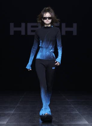 (220910) -- BEIJING, Sept. 10, 2022 -- A model presents a creation by designer Hui Wenlong during the HBEH fashion show of China Fashion Week S S 2023 in Beijing, capital of China, Sept. 10, 2022. ) CHINA-BEIJING-FASHION WEEK (CN) ChenxJianli 