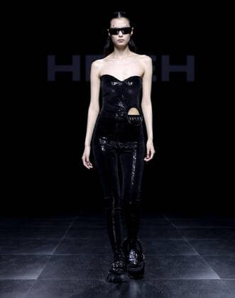 (220910) -- BEIJING, Sept. 10, 2022 -- A model presents a creation by designer Hui Wenlong during the HBEH fashion show of China Fashion Week S S 2023 in Beijing, capital of China, Sept. 10, 2022. ) CHINA-BEIJING-FASHION WEEK (CN) ChenxJianli 