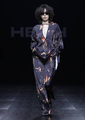 (220910) -- BEIJING, Sept. 10, 2022 -- A model presents a creation by designer Hui Wenlong during the HBEH fashion show of China Fashion Week S S 2023 in Beijing, capital of China, Sept. 10, 2022. ) CHINA-BEIJING-FASHION WEEK (CN) ChenxJianli 