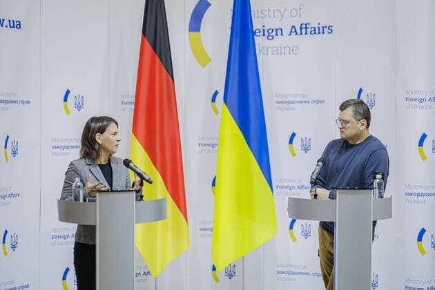 News Themen der Woche KW36 News Bilder des Tages Annalena Baerbock (Buendnis 90 Die Gruenen), Bundesaussenministerin, trifft in Kiew den Aussenminister der Ukraine, Dmytro Kuleba. Hier bei einer gemeinsamen Pressekonferenz. Kiew, 10.09.2022 Kiew Ukraine *** Annalena Baerbock Buendnis 90 Die Gruenen , German Foreign Minister, meets in Kiev the Foreign Minister of Ukraine, Dmytro Kuleba Here at a joint press conference Kiev, 10 09 2022 Kiev Ukraine Copyright: xThomasxTrutschelx