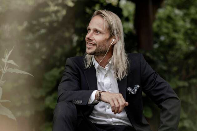 Creative Highlights Symbolbilder Blonder Geschäftsmann mit Headset im Grünen *** Blonder Businessman with Headset at Greens Copyright: imageBROKER/MichaelaxBegsteiger ibxbeg08395612.jpg ,model released, Symbolfoto ,property released