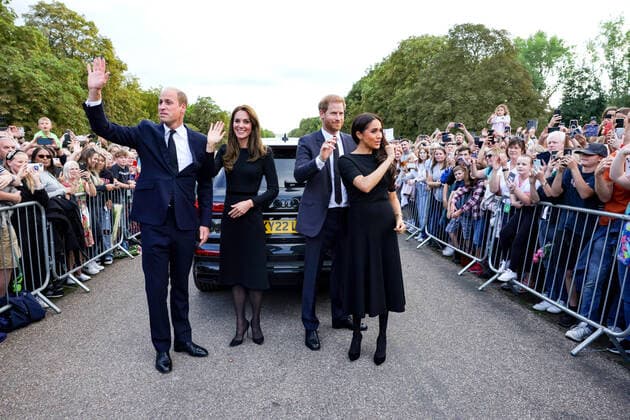 Entertainment Themen der Woche KW36 Entertainment Bilder des Tages . 10 09 2022. Windsor, United Kingdom. William , Prince of Wales and Catherine, Princess of Wales , ( William and Kate Middleton ) together with Prince Harry and Meghan Markle , the Duke and Duchess of Sussex, look at the floral tributes at Windsor Castle following the death of Queen Elizabeth II .  xPoolx xi-Imagesx IIM-23755-0013