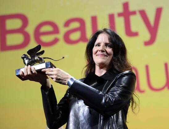 Bilder des Jahres 2022, Entertainment 09 September Entertainment Themen der Woche KW36 Entertainment Bilder des Tages September 10, 2022, VENICE, ITALY: US filmmaker Laura Poitras holds the Golden Lion award for his movie All the Beauty and the Bloodshed during the closing ceremony of the 79th annual Venice International Film Festival, in Venice, Italy, 10 September 2022. The 79th edition of the festival runs from 31 August to 10 September 2022.ANSA CLAUDIO ONORATI. VENICE ITALY - ZUMAa110 20220910_zaf_a110_042 Copyright: xClaudioxOnoratix