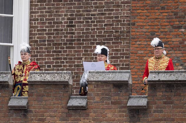 News Themen der Woche KW36 Garter Principle King of Arms, David Vines White (2L), declares God save the King after reading the proclamation of Britain s new King, King Charles III, from the Friary Court balcony of St James s Palace in London on Saturday on September 10, 2022. King Charles III pledged to follow his mother s example of lifelong service in his inaugural address to Britain and the Commonwealth on Friday, after ascending to the throne following the death of Queen Elizabeth II on September 8.  UK2022101107 UKxMinisterxOfxDefense