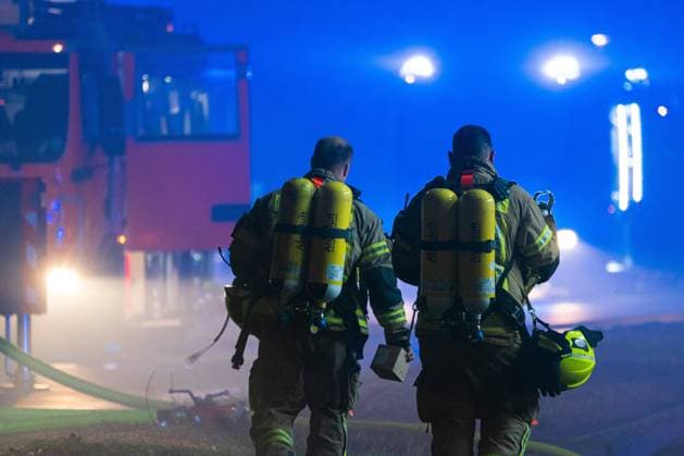 Feuerwehr und Notarzt, Symbolfotos 11.09.2022,Berlin,GER, - Großbrand in Berlin-Gesundbrunnen. Am Abend des 10. September ist im ehemaligen Wohnpflegezentrum des Jüdischen Krankenhauses an der Schulstraße 97 ein Großbrand ausgebrochen. Das vom Berliner Architekten Werner Düttmann entworfene Gebäude stand leer und sollte abgerissen werden. Im Laufe des Abends breitete sich das Feuer auf die gesamte ca. 2000 qm große Dachkonstruktion aus. . *** 11 09 2022,Berlin,GER, Major fire in Berlin Gesundbrunnen On the evening of September 10, a major fire broke out in the former residential care center of the Jewish Hospital at Schulstraße 97 The building, designed by Berlin architect Werner Düttmann, was vacant and was to be demolished In the course of the evening, the fire spre