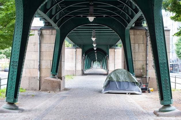 Zelt eines Obdachlosen unter dem Hochbahnviadukt der U-Bahn auf der Schönhauser Allee in Berlin-Prenzlauer Berg. Tent of a homeless man under the elevated viaduct of the subway on Schönhauser Allee in Berlin-Prenzlauer Berg. Obdachlosigkeit in Berlin *** Tent of a homeless man under the elevated viaduct of the subway on Schönhauser Allee in Berlin Prenzlauer Berg Tent of a homeless man under the elevated viaduct of the subway on Schönhauser Allee in Berlin Prenzlauer Berg Homelessness in Berlin s_p20220828-8162.jpg