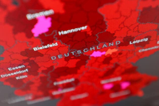 Dashboard des RKI, die 7-Tage-Inzidenz liegt nun bei 221,1 7-Tage-Inzidenz, Dashboard des RKI auf einem Monitor am 11.09.2022 in Siegen Deutschland.