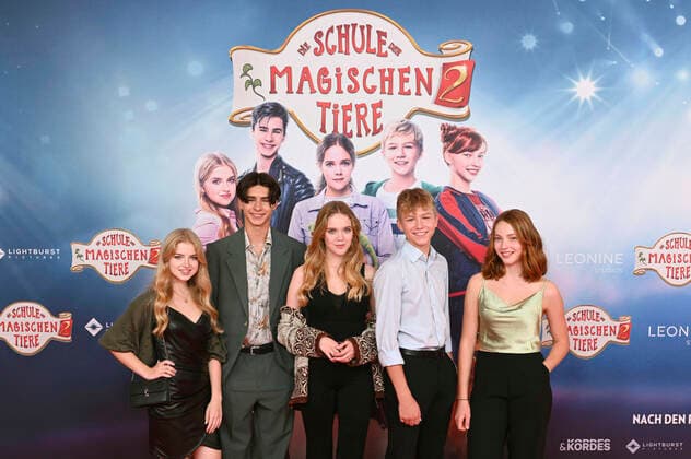 Entertainment Themen der Woche KW36 Emilia Pieske, Loris Sichrovsky, Lilith Johna, Leonard Artur Conrads und Emilia Maier bei der Premiere des Kinofilms Die Schule der magischen Tiere 2 im Mathäser Filmpalast. München, 10.09..2022 *** Emilia Pieske, Loris Sichrovsky, Lilith Johna, Leonard Artur Conrads and Emilia Maier at the premiere of the movie The School of Magical Beasts 2 at Mathäser Filmpalast Munich, 10 09 2022 Foto:xR.xHeinex xFuturexImage