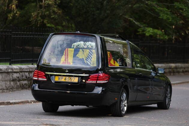 News Themen der Woche KW36 News Bilder des Tages . 11 09 2022. Balmoral , United Kingdom. Queen Elizabeth II leaving Balmoral Castle in Scotland for the last time as her coffin starts its journey to Edinburgh.  xStephenxLockx xi-Imagesx IIM-23756-0001