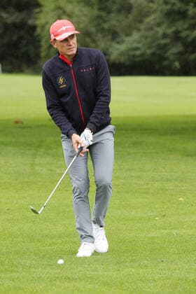 28. Tabaluga Golf Cup Tobias Angerer gewinnt mit seiner Frau zusammen die Brutto Wertung beim 28. Tabaluga Golf Cup , hier beim Chippen , ehemaliger Weltklasse Langläufer, Tutzing Bayern Deutschland Golfplatz Tutzing
