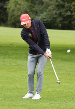 28. Tabaluga Golf Cup Tobias Angerer gewinnt mit seiner Frau zusammen die Brutto Wertung beim 28. Tabaluga Golf Cup , hier beim Chippen , ehemaliger Weltklasse Langläufer, Tutzing Bayern Deutschland Golfplatz Tutzing