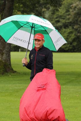 28. Tabaluga Golf Cup Tobias Angerer gewinnt mit seiner Frau zusammen die Brutto Wertung beim 28. Tabaluga Golf Cup , ehemaliger Weltklasse Langläufer, Tutzing Bayern Deutschland Golfplatz Tutzing