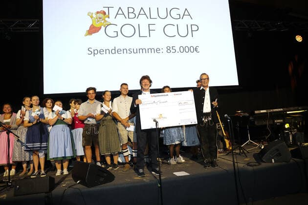 28. Tabaluga Golf Cup Michael Roll und seine Frau Claudia überreichen den Chef der Tabaluga Stiftung Dr. Jürgen Haerlin einen Spenden Scheck über 90.000 Euro, Tutzing Bayern Deutschland Golfplatz Tutzing