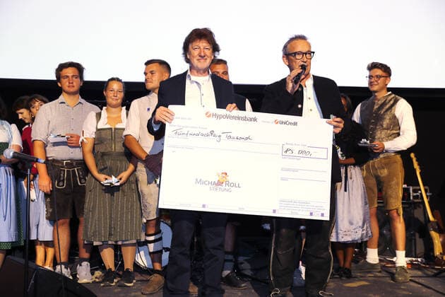 28. Tabaluga Golf Cup Michael Roll und seine Frau Claudia überreichen den Chef der Tabaluga Stiftung Dr. Jürgen Haerlin einen Spenden Scheck über 90.000 Euro, Tutzing Bayern Deutschland Golfplatz Tutzing