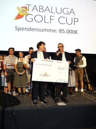28. Tabaluga Golf Cup Michael Roll und seine Frau Claudia überreichen den Chef der Tabaluga Stiftung Dr. Jürgen Haerlin einen Spenden Scheck über 90.000 Euro, Tutzing Bayern Deutschland Golfplatz Tutzing