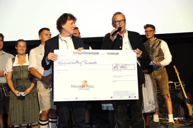 28. Tabaluga Golf Cup Michael Roll und seine Frau Claudia überreichen den Chef der Tabaluga Stiftung Dr. Jürgen Haerlin einen Spenden Scheck über 90.000 Euro, Tutzing Bayern Deutschland Golfplatz Tutzing