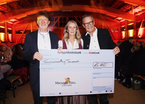28. Tabaluga Golf Cup Michael Roll und seine Frau Claudia überreichen den Chef der Tabaluga Stiftung Dr. Jürgen Haerlin einen Spenden Scheck über 90.000 Euro, Tutzing Bayern Deutschland Golfplatz Tutzing
