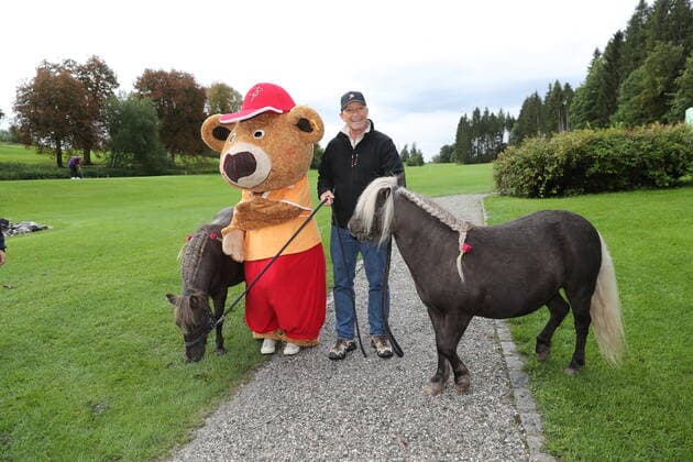 28. Tabaluga Golf Cup Michael Roll und Bolli Bär mit 2 Ponys, Tutzing Bayern Deutschland Golfplatz Tutzing