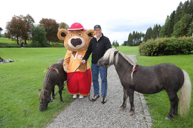 28. Tabaluga Golf Cup Michael Roll und Bolli Bär mit 2 Ponys, Tutzing Bayern Deutschland Golfplatz Tutzing