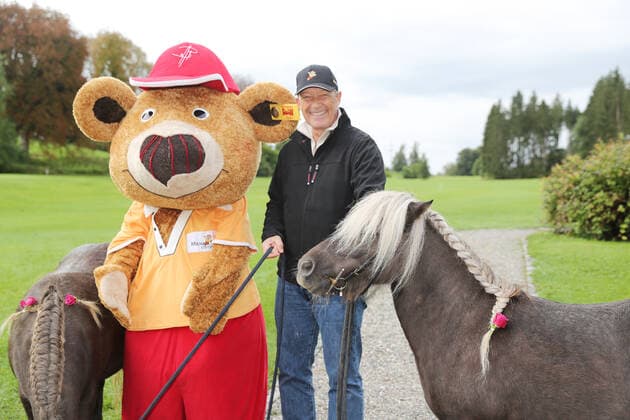 28. Tabaluga Golf Cup Michael Roll, der Organisator des Tabaluga Golf Cups zusammen mit Bollie Bär , dem Maskottchen der Tabaluga Stiftung un einem Pony, Tutzing Bayern Deutschland Golfplatz Tutzing
