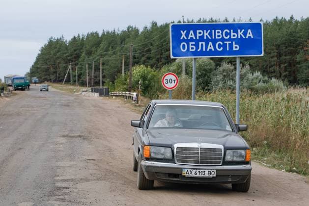 News Themen der Woche KW36 News Bilder des Tages BELGOROD REGION, RUSSIA - SEPTEMBER 11, 2022: A woman sits in a car by a road sign reading Kharkiv Region. A temporary accommodation facility stands in the village of Logachevka near the border checkpoint as residents flee Kharkiv Region amid increased shelling from the Ukrainian Armed Forces. With tension escalating in Donbass in February, the Russian Armed Forces launched a special military operation in Ukraine in response to appeals for help from the Donetsk and Lugansk People s Republics. Vladimir Gerdo TASS  TS142183
