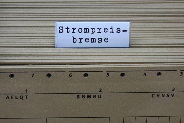Hängeregister und Strompreisbremse Hängeregister und Strompreisbremse, 11.09.2022, Borkwalde, Brandenburg, An einem Hängeregister steht der Schriftzug Strompreisbremse. *** Hanging register and electricity price brake Hanging register and electricity price brake, 11 09 2022, Borkwalde, Brandenburg, On a hanging register is the writing electricity price brake