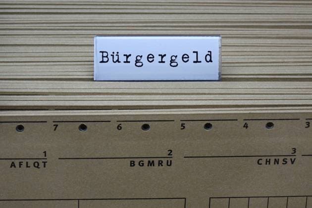 Hängeregister und Bürgergeld Hängeregister und Bürgergeld, 11.09.2022, Borkwalde, Brandenburg, An einem Hängeregister steht der Schriftzug Bürgergeld. *** Hanger register and citizen money Hanger register and citizen money, 11 09 2022, Borkwalde, Brandenburg, At a hanger register stands the lettering citizen money