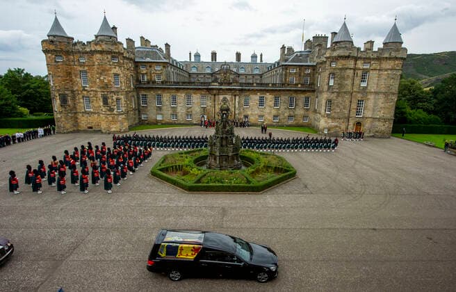 Entertainment Themen der Woche KW36 Entertainment Bilder des Tages . 11 09 2022. Edinburgh, United Kingdom. The hearse carrying the coffin of Queen Elizabeth II arrives at the Palace of Holyroodhouse in Edinburgh, Scotland.  xPoolx xi-Imagesx IIM-23759-0001