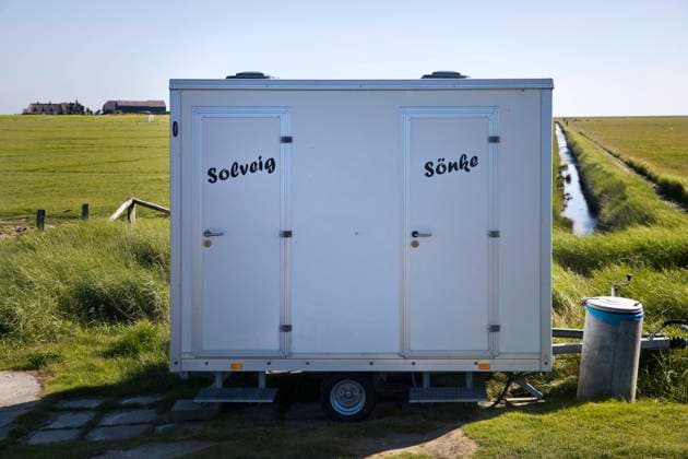 NF_Hallig_Hooge_46.tif Toilettenhaus fuer Solveig und Soenke, Hallig Hooge, Nordfriesland, Schleswig-Holstein, Deutschland, Europa Copyright: xZoonar.com StefanxZiesex zoonar_17413389