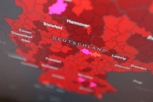 Dashboard des RKI, die 7-Tage-Inzidenz liegt nun bei 216,2 7-Tage-Inzidenz, Dashboard des RKI auf einem Monitor am 12.09.2022 in Siegen Deutschland.