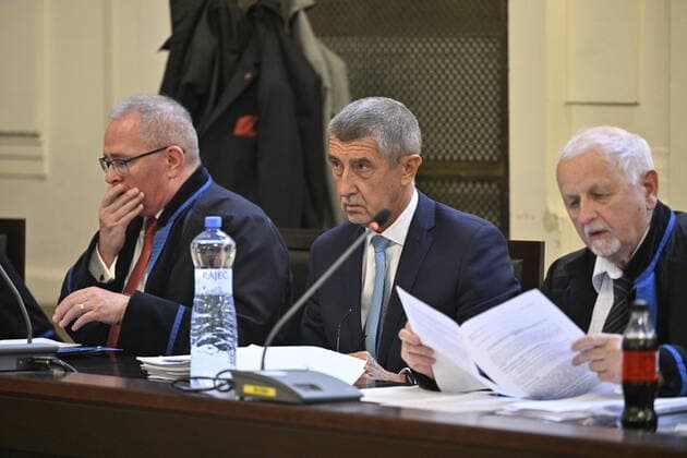 News Bilder des Tages Former Czech Prime Minister and ANO movement Chairman Andrej Babis, center, at Prague Municipal Court where his trial has started on Monday, September 12, 2022, in Prague, Czech Republic. He and his aide Jana Nagyova are charged with EU subsidy fraud in Capi hnizdo (Stork Nest) case. At right is his attorney Eduard Bruna. (CTKxPhoto VitxSimanek) CTKPhotoP2022091202536 