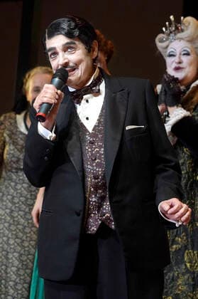 Katharina Thalbach und Ensemble-Mitglieder bei der Verleihung des Publikumspreises Goldener Vorhang an Katharina Thalbach nach der Vorstellung des Theaterstücks Mord im Orient-Expess in der Komödie am Kurfürstendamm im Schiller Theater. Berlin, 11.09.2022