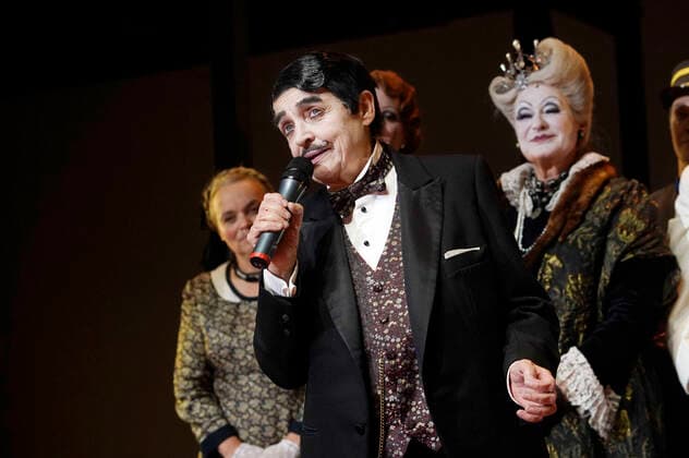 Katharina Thalbach und Ensemble-Mitglieder bei der Verleihung des Publikumspreises Goldener Vorhang an Katharina Thalbach nach der Vorstellung des Theaterstücks Mord im Orient-Expess in der Komödie am Kurfürstendamm im Schiller Theater. Berlin, 11.09.2022