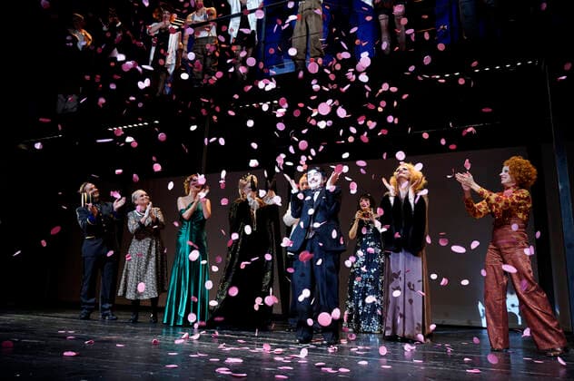 Katharina Thalbach und Ensemble-Mitglieder bei der Verleihung des Publikumspreises Goldener Vorhang an Katharina Thalbach nach der Vorstellung des Theaterstücks Mord im Orient-Expess in der Komödie am Kurfürstendamm im Schiller Theater. Berlin, 11.09.2022